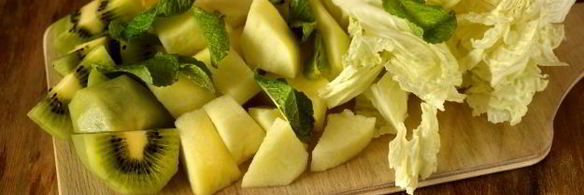 зеленый коктейль с яблоком и пекинской капустой
