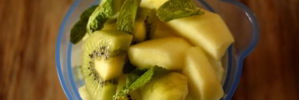 зеленый коктейль с яблоком и пекинской капустой