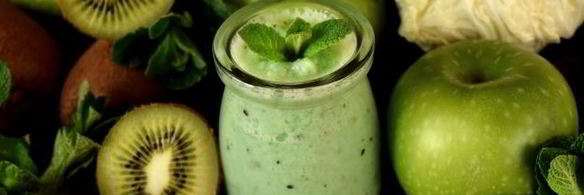 зеленый коктейль с яблоком и пекинской капустой