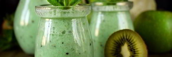 зеленый коктейль с яблоком и пекинской капустой