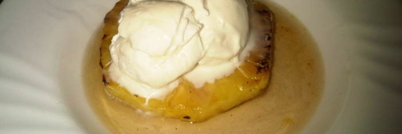 Жареный ананас с пряным сиропом и мороженым