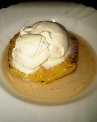 Жареный ананас с пряным сиропом и мороженым