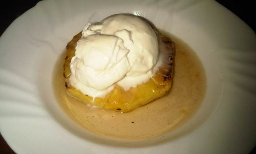 Рецепт жареного ананаса с пряным сиропом и мороженым