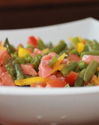 Фасолевый салат с лососем
