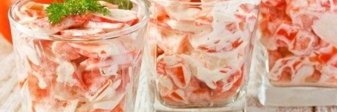 Крабовый салат с помидорами