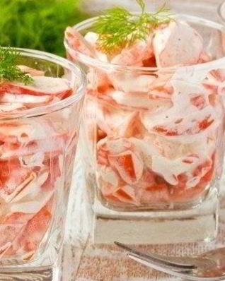 Крабовый салат с помидорами