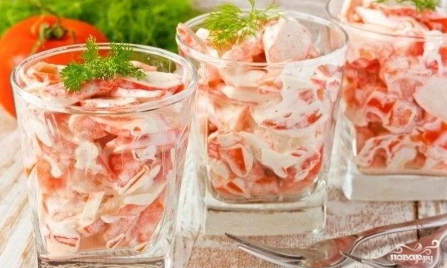 Рецепт крабового салата с помидорами