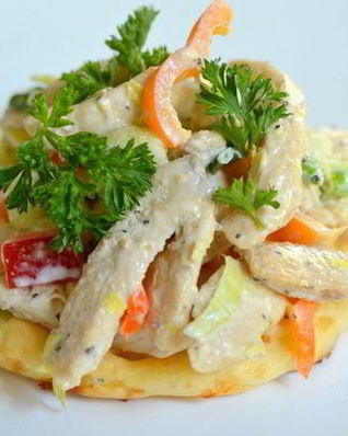 Куриный салат с сырными слойками