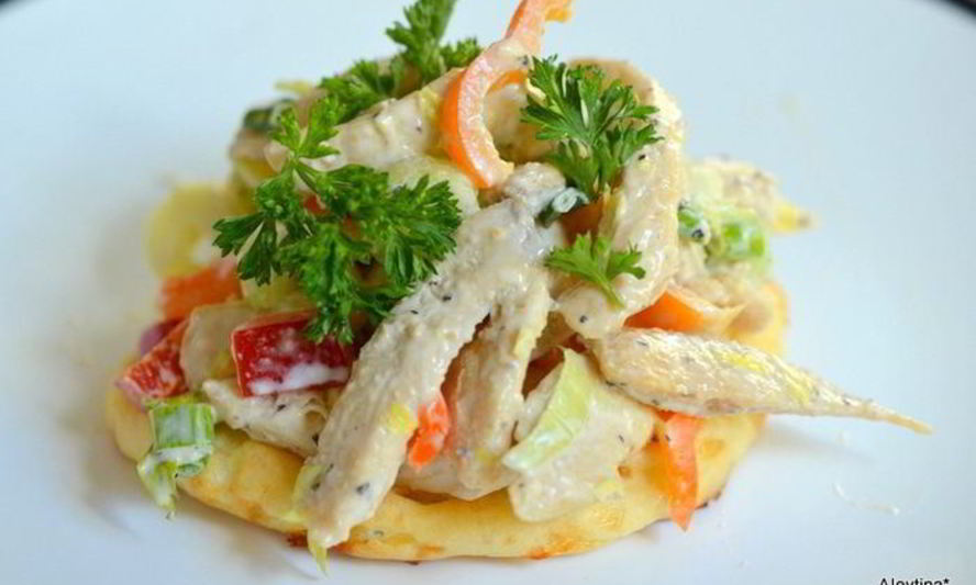 Рецепт куриного салата с сырными слойками