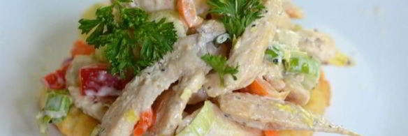 куриный салат с сырными слойками