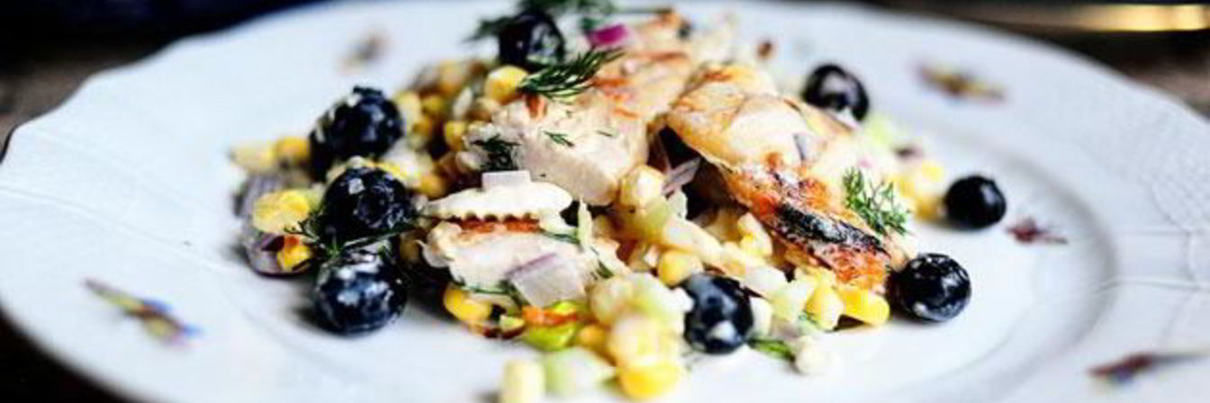 Куриный салат с сыром фета и кукурузой