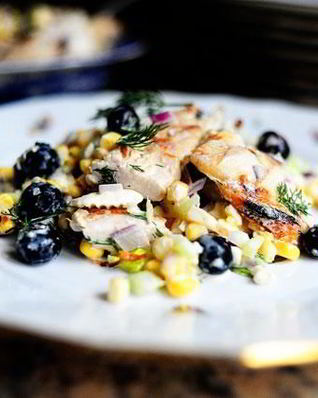 Куриный салат с сыром фета и кукурузой