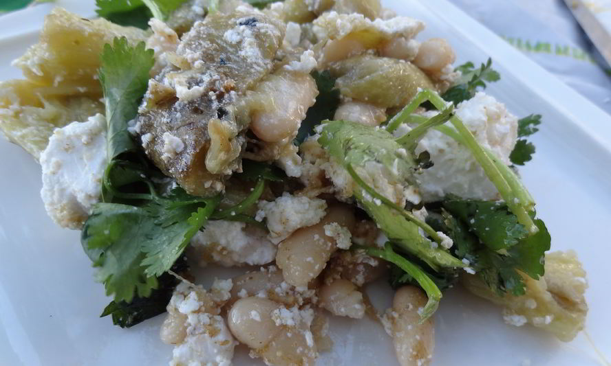 Рецепт марокканского салата с баклажанами, фасолью и козьим сыром