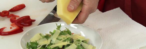 микс-салат с пармезаном