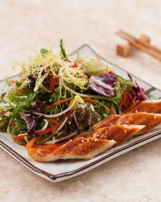 Микс салат с водорослями чука и жареным угрем унаги