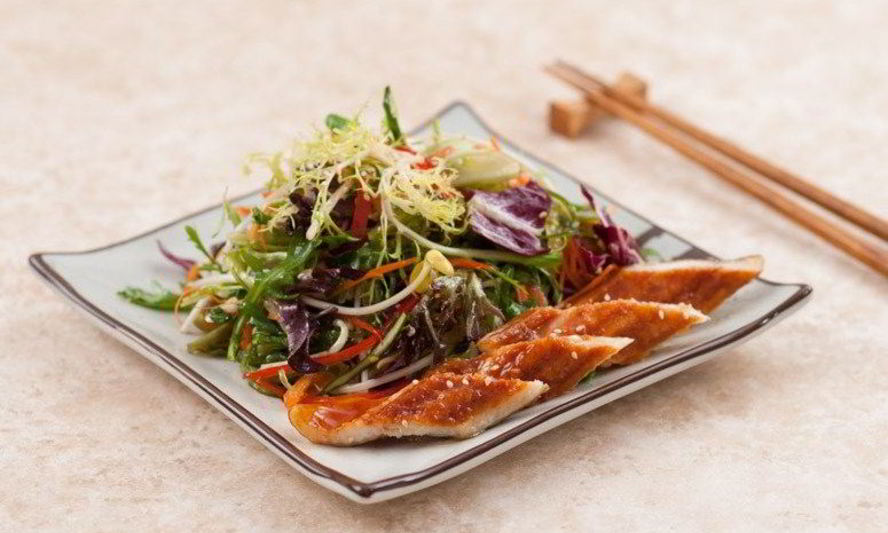 Рецепт микса салат с водорослями чука и жареным угрем унаги