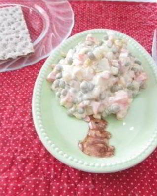 Простой салат с кукурузой