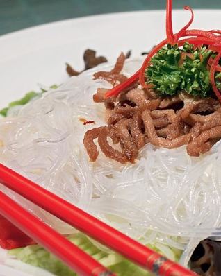 Салат Фен су из тонкой рисовой лапши