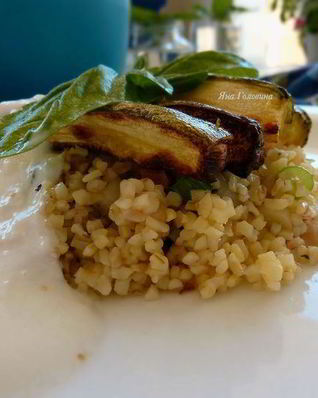 Салат из булгура с кабачком и йогуртом