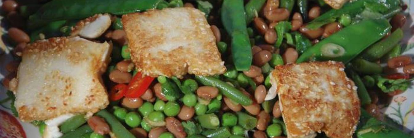 Салат из фасоли с жареным тофу