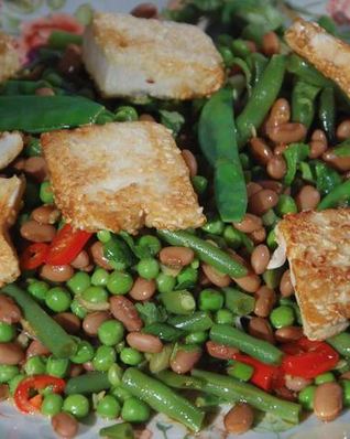 Салат из фасоли с жареным тофу