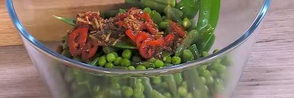 салат из фасоли с жареным тофу