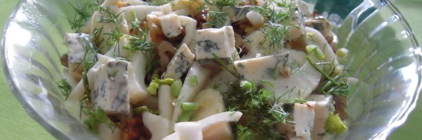 Салат из фенхеля, яблок, грецких орехов и голубого сыра