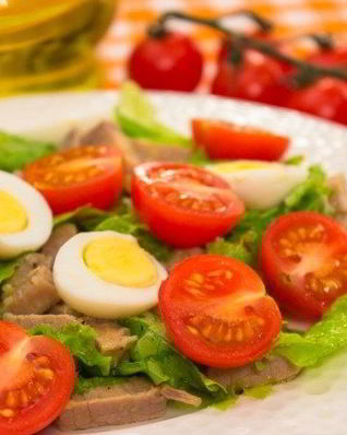 Салат из говядины с помидорами