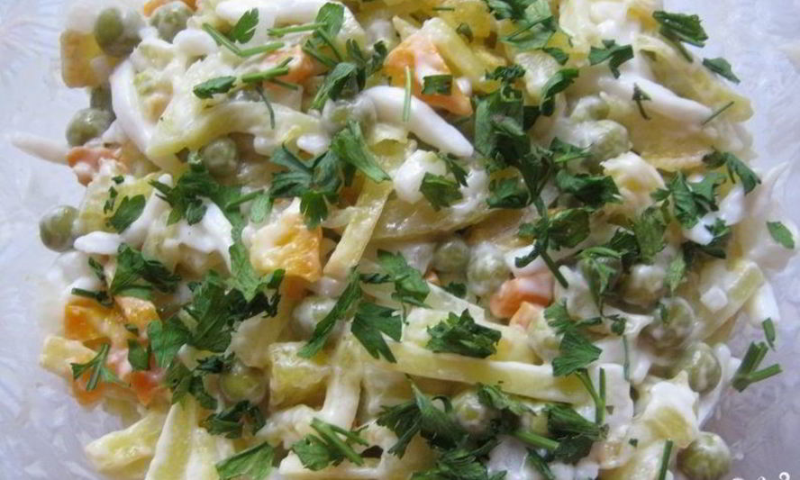 Рецепт салата из кальмаров с горошком