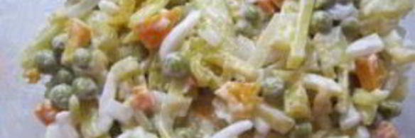 салат из кальмаров с горошком