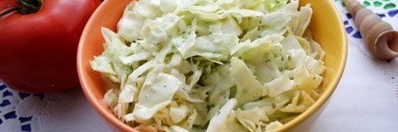 Салат из капусты и зеленых яблок с йогуртовой заправкой