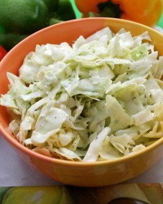 Салат из капусты и зеленых яблок с йогуртовой заправкой