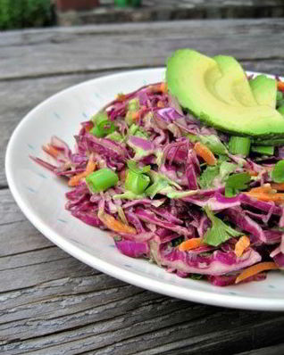 Салат из краснокочанной капусты, авокадо, сельдерея и огурцов
