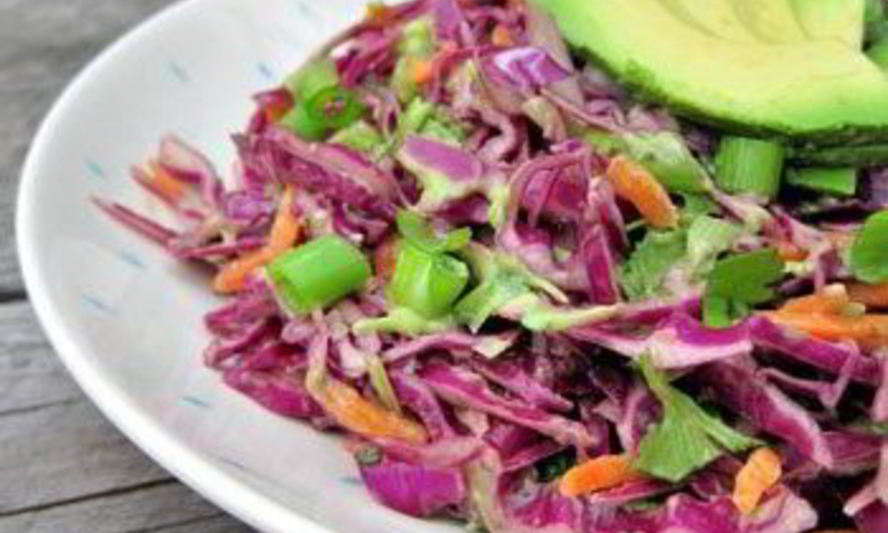 Рецепт салата из краснокочанной капусты, авокадо, сельдерея и огурцов