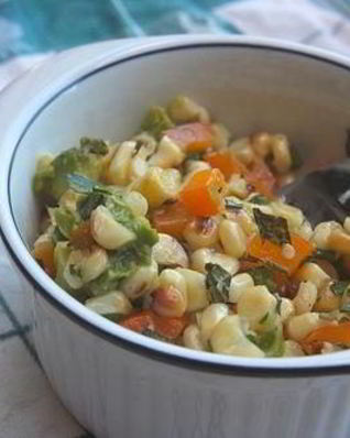 Салат из кукурузы, болгарского перца и авокадо