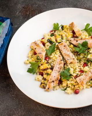 Салат из кускуса с индейкой, цукини и гранатом