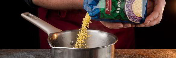 салат из кускуса с индейкой, цукини и гранатом