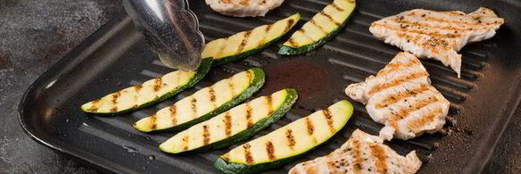 салат из кускуса с индейкой, цукини и гранатом