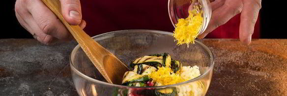 салат из кускуса с индейкой, цукини и гранатом