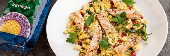 салат из кускуса с индейкой, цукини и гранатом