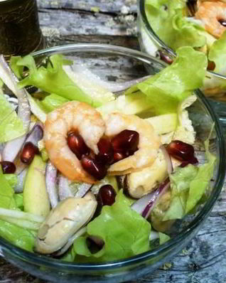 Салат из мидий и креветок с зеленым яблоком и гранатом