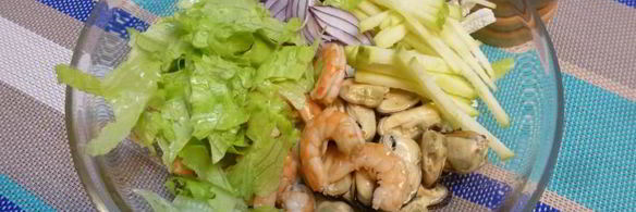 салат из мидий и креветок с зеленым яблоком и гранатом