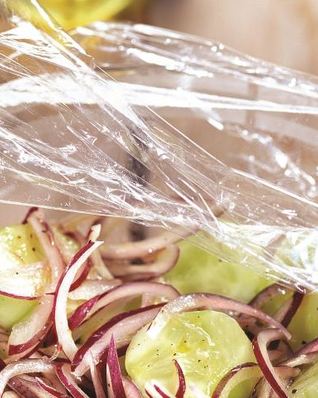 Салат из огурцов и красного лука