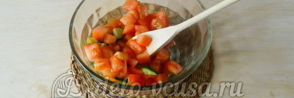 салат из огурцов, помидоров и перца