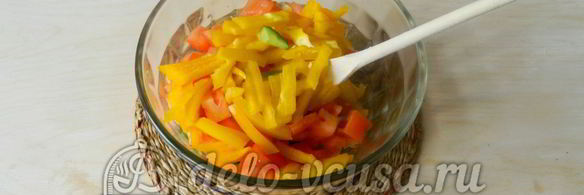 салат из огурцов, помидоров и перца