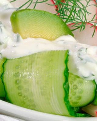 Салат из огурцов, редиса и авокадо со сметанным соусом