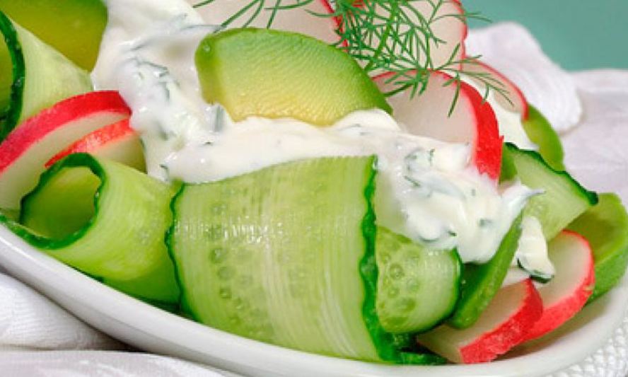 Рецепт салата из огурцов, редиса и авокадо со сметанным соусом