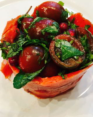 Салат из помидоров черри с копченым лососем