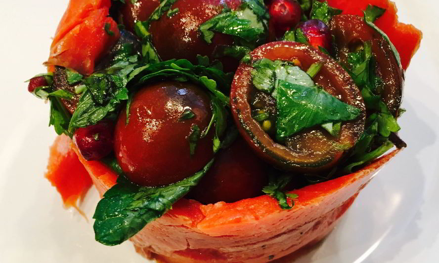 Рецепт салата из помидоров черри с копченым лососем