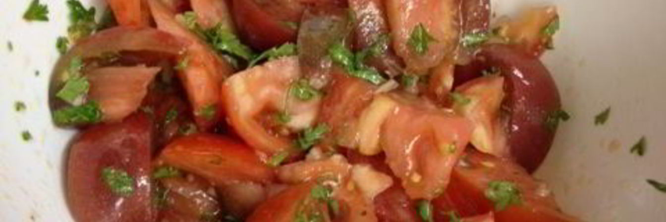 Салат из помидоров с чесноком